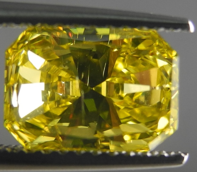 Bowtie Effect in 2.2 Carat Radiant Cut Canary Yellow Loose Diamond, SI1 Clarity